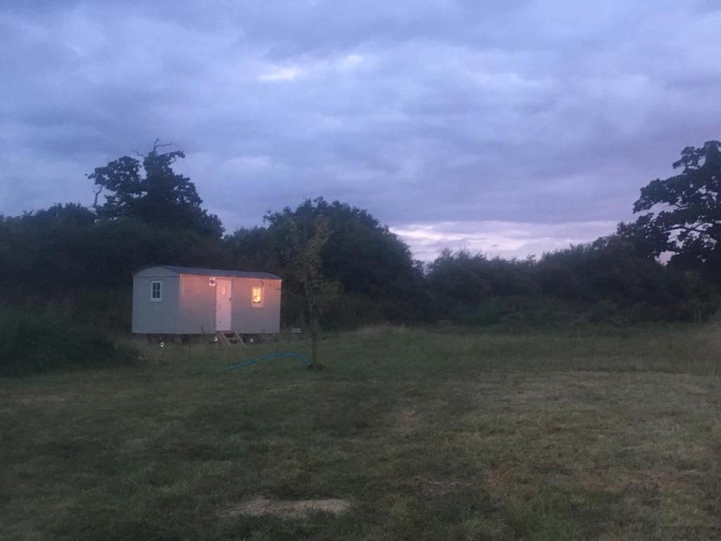 Romantic Secluded Shepherd Hut Hares Rest Southwick  Exterior photo